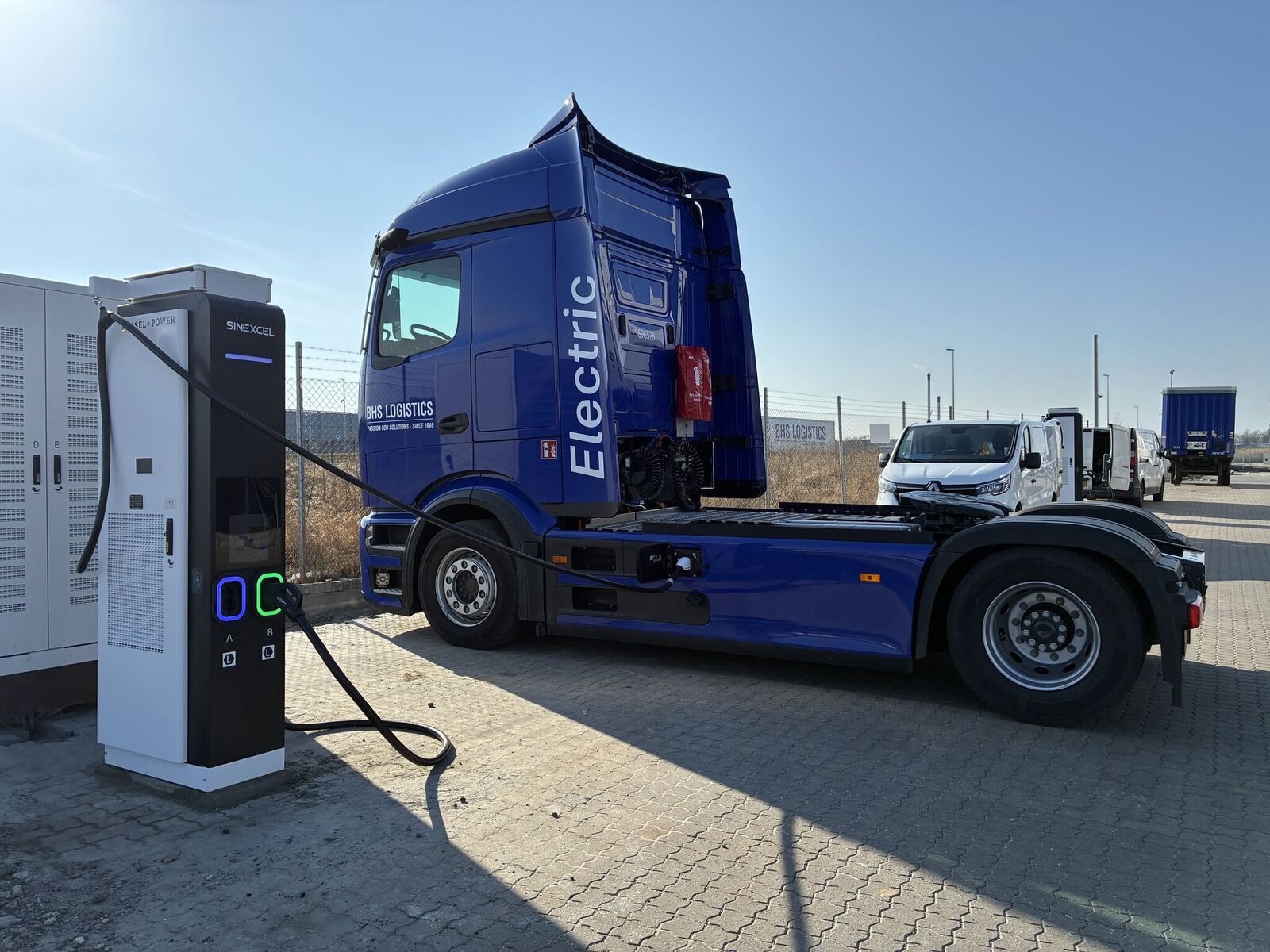 BHS Logistics el-trækker foran terminalen