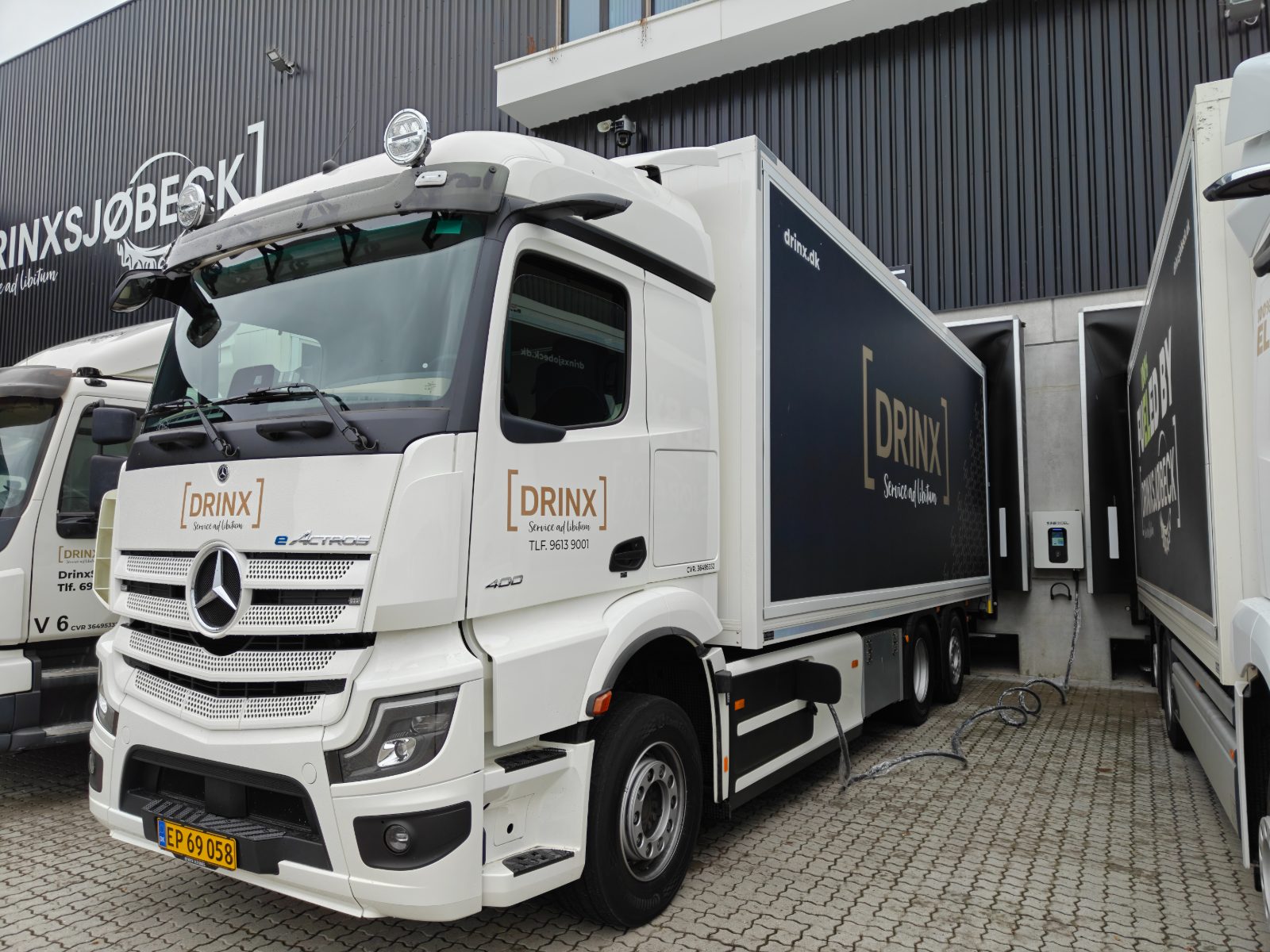 Mercedes eActros el-lastbil ved DC-depotlader hos DRINX